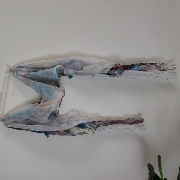 Fashion scarf with floral print and ruffles. - Picture 4 of 4